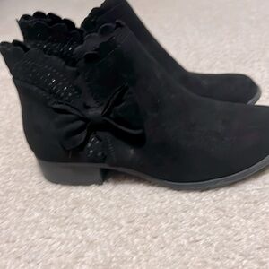 Girl’s SO black boots, size 3